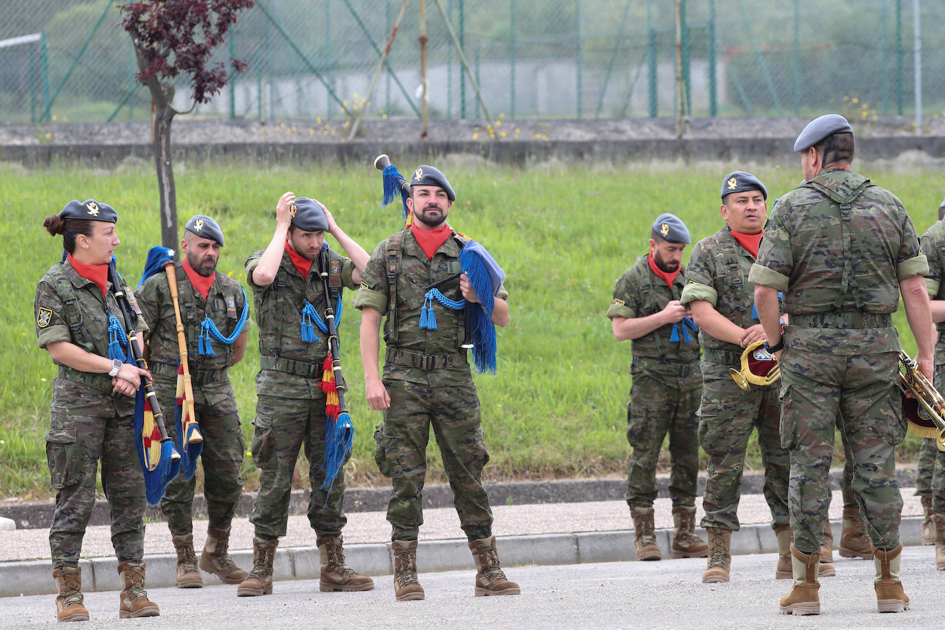 La ministra de Defensa ha mantenido un encuentro con personal destacado del Regimiento 'Príncipe número 3' y ha presenciado un simulacro sobre primeros auxilios en zona de combate. También se incluyó la interpretación del Himno Nacional a cargo de la Banda de Guerra y una exhibición del vuelo de 'Xana', un águila harris que se ha convertido en la mascota del acuartelamiento. 