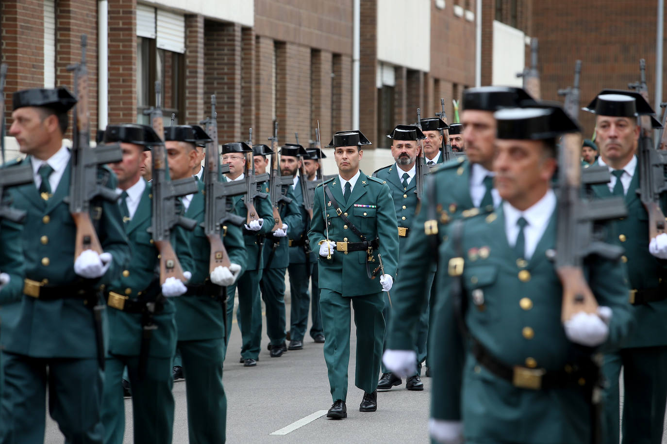 La Guardia Civil celebra en Oviedo los 178 años de su fundación en una ceremonia donde se homenajeó las acciones más heroicas del último año. En el acto se entregaron 25 condecoraciones al mérito de la Guardia Civil y siete más al mérito militar, además de seis placas de reconocimiento a quienes pasaban al retiro y dos premios especiales por acciones humanitarias