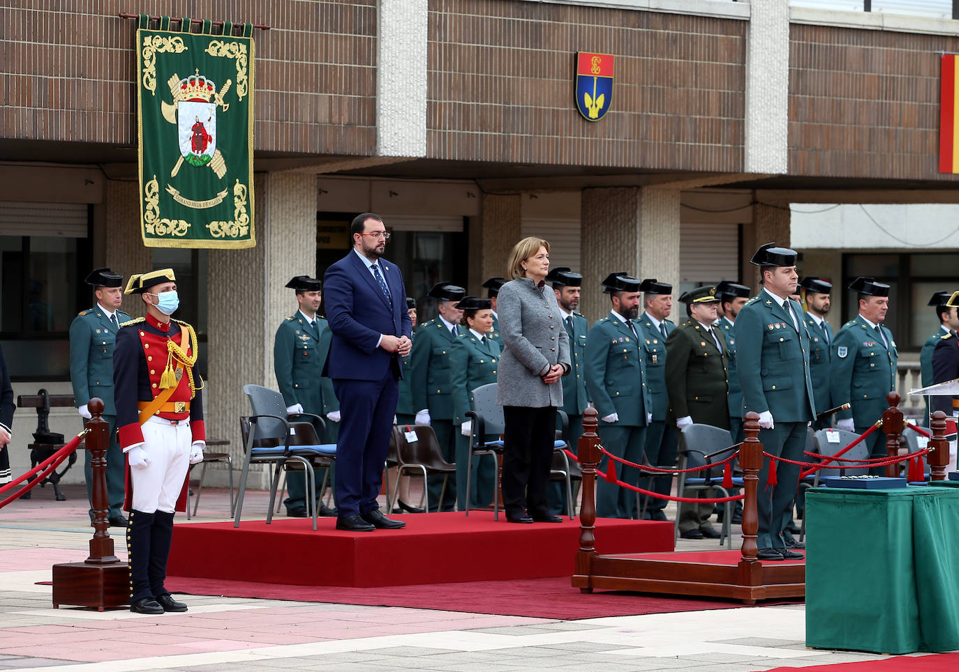 La Guardia Civil celebra en Oviedo los 178 años de su fundación en una ceremonia donde se homenajeó las acciones más heroicas del último año. En el acto se entregaron 25 condecoraciones al mérito de la Guardia Civil y siete más al mérito militar, además de seis placas de reconocimiento a quienes pasaban al retiro y dos premios especiales por acciones humanitarias