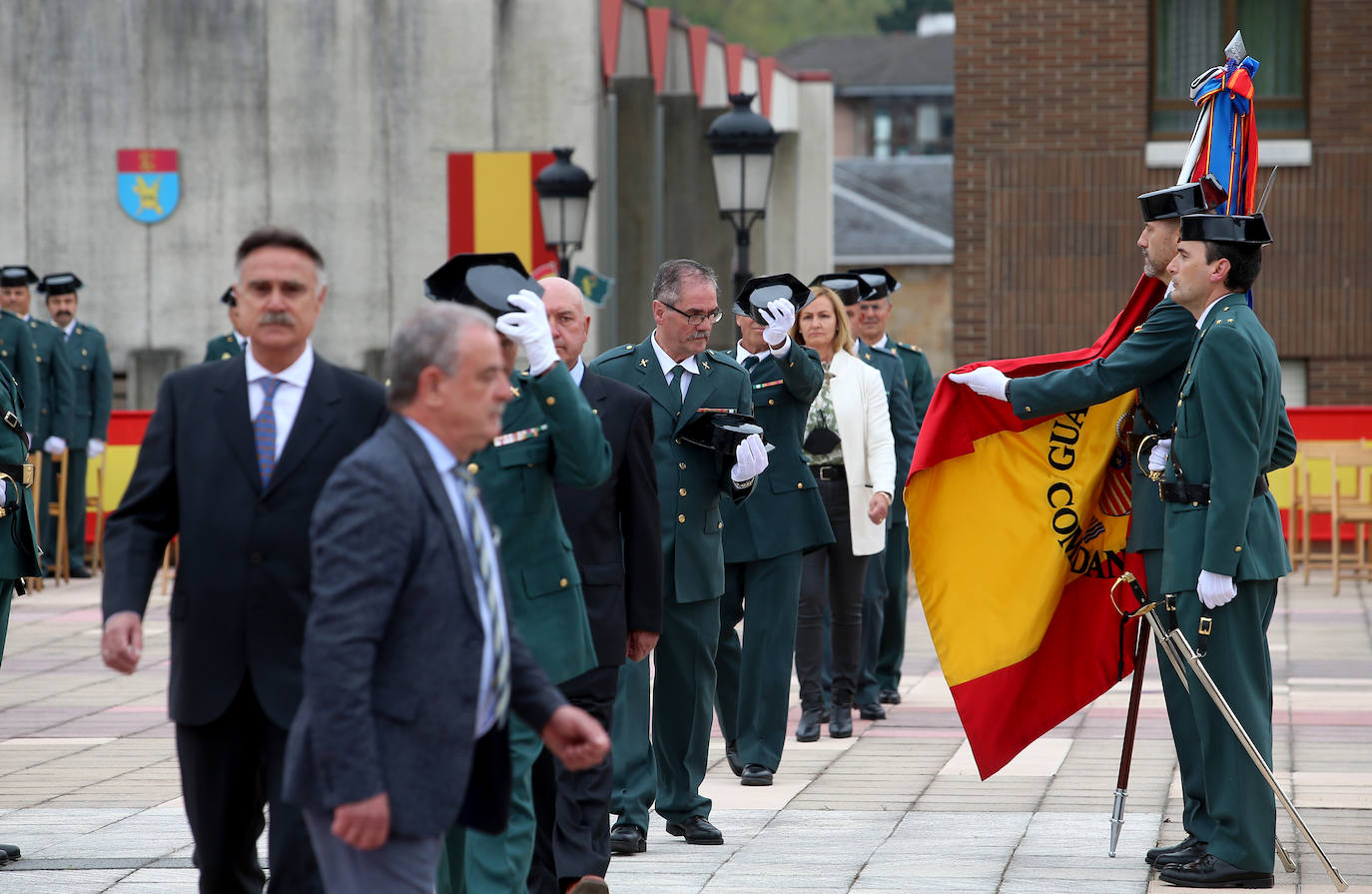 La Guardia Civil celebra en Oviedo los 178 años de su fundación en una ceremonia donde se homenajeó las acciones más heroicas del último año. En el acto se entregaron 25 condecoraciones al mérito de la Guardia Civil y siete más al mérito militar, además de seis placas de reconocimiento a quienes pasaban al retiro y dos premios especiales por acciones humanitarias