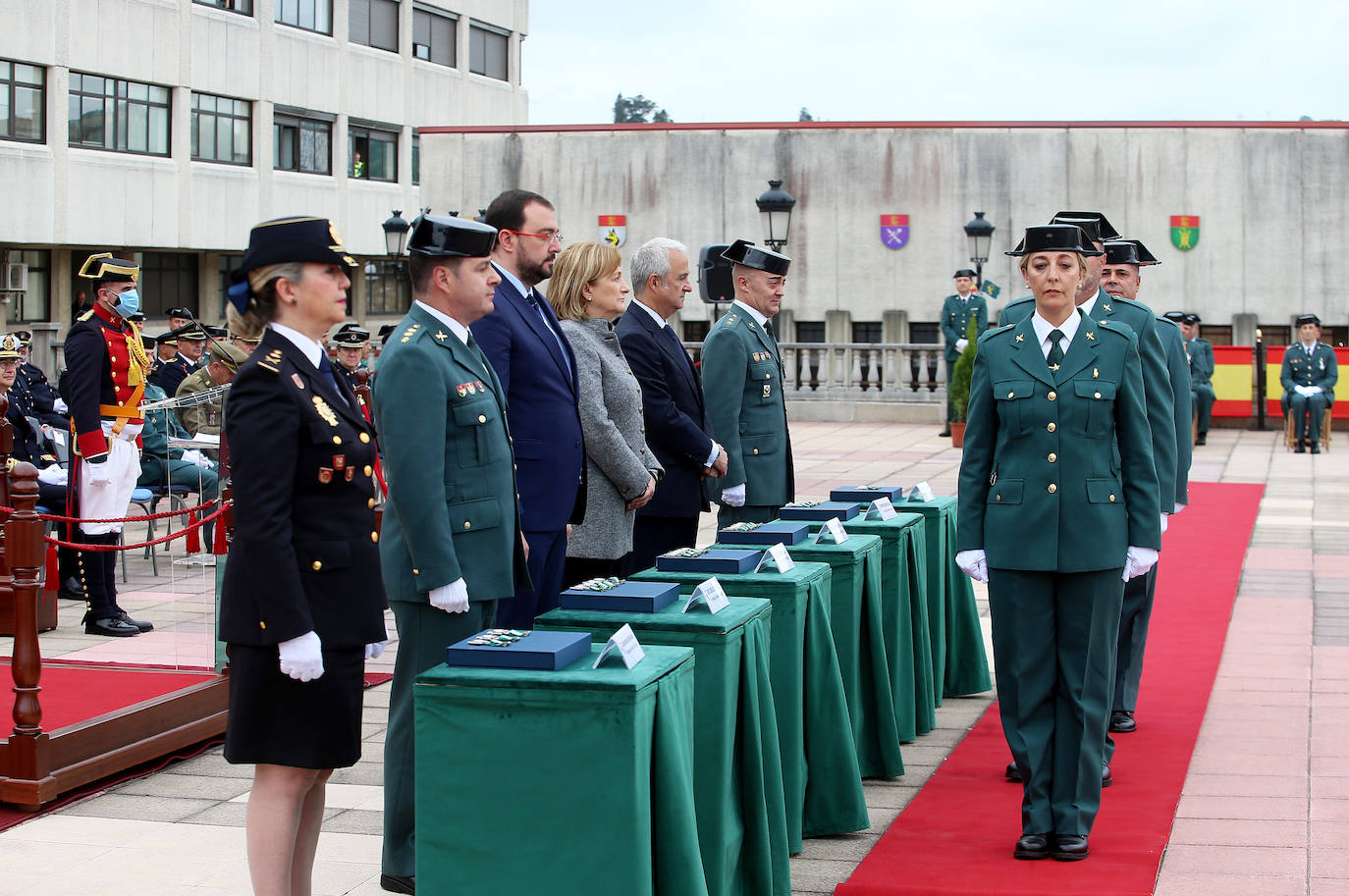 La Guardia Civil celebra en Oviedo los 178 años de su fundación en una ceremonia donde se homenajeó las acciones más heroicas del último año. En el acto se entregaron 25 condecoraciones al mérito de la Guardia Civil y siete más al mérito militar, además de seis placas de reconocimiento a quienes pasaban al retiro y dos premios especiales por acciones humanitarias