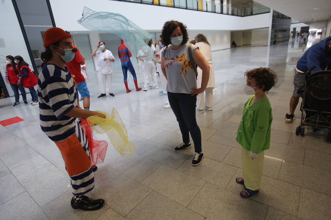 Medio centenar de niños permanecen hospitalizados en el HUCA, una cifra que refuerza la importante labor llevada a cabo por voluntarios, que este viernes han hecho sobrevolar cometas de colores conmemorando el Día Mundial de la Infancia Hospitalizada. También han preparado otras actividades, como cantacuentos o disfraces. Todo ello para ayudar a combatir «los días malos y los menos malos», como dice el padre de una de las niñas hospitalizadas. 