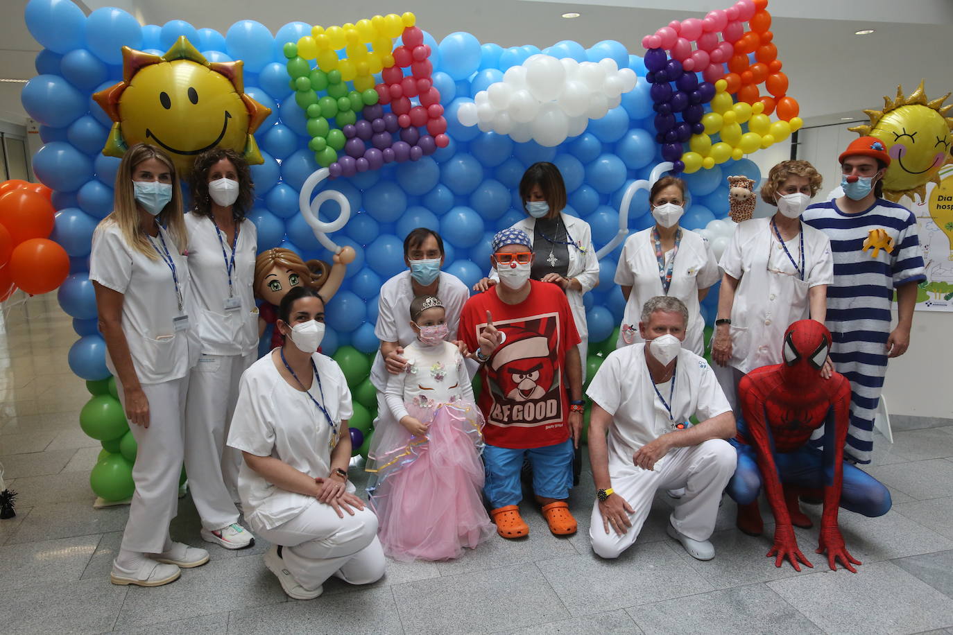 Medio centenar de niños permanecen hospitalizados en el HUCA, una cifra que refuerza la importante labor llevada a cabo por voluntarios, que este viernes han hecho sobrevolar cometas de colores conmemorando el Día Mundial de la Infancia Hospitalizada. También han preparado otras actividades, como cantacuentos o disfraces. Todo ello para ayudar a combatir «los días malos y los menos malos», como dice el padre de una de las niñas hospitalizadas. 