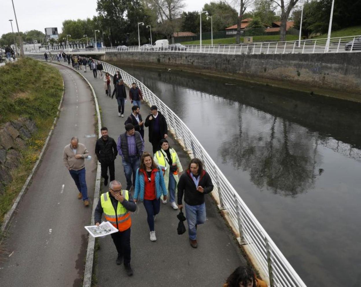 Participantes ayer en una de las visitas guiadas al Piles para explicar las propuestas de actuación. 
