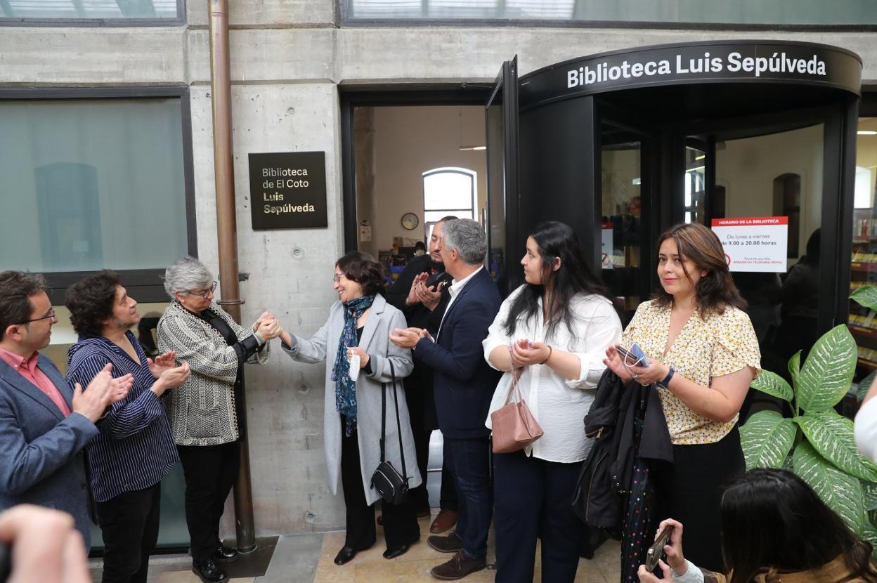 Carlos Sepúlveda, Ana González, Carmen Yáñez, Jorge Sepúlveda, Jesús Fernández, Camila y Paulina Sepúlveda descubren la placa en la biblioteca de El Coto, bautizada con el nombre del escritor chileno. 