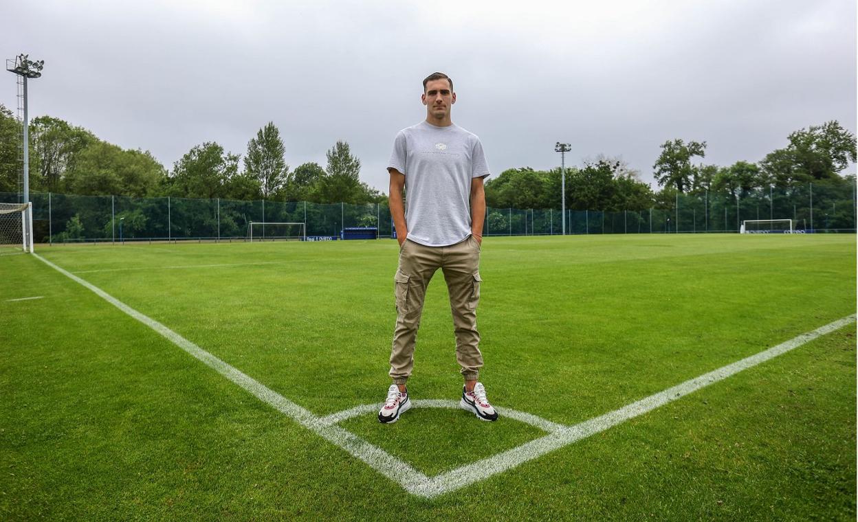 El futbolista Dani Calvo, en uno de los campos de las instalaciones de El Requexón.