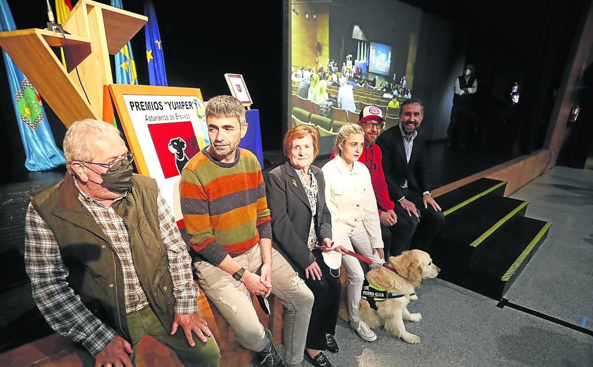 De izquierda a derecha, Víctor Manuel Vázquez, presidente de la Asociación Yumper, con premiados y el concejal sierense Alberto Pajares.