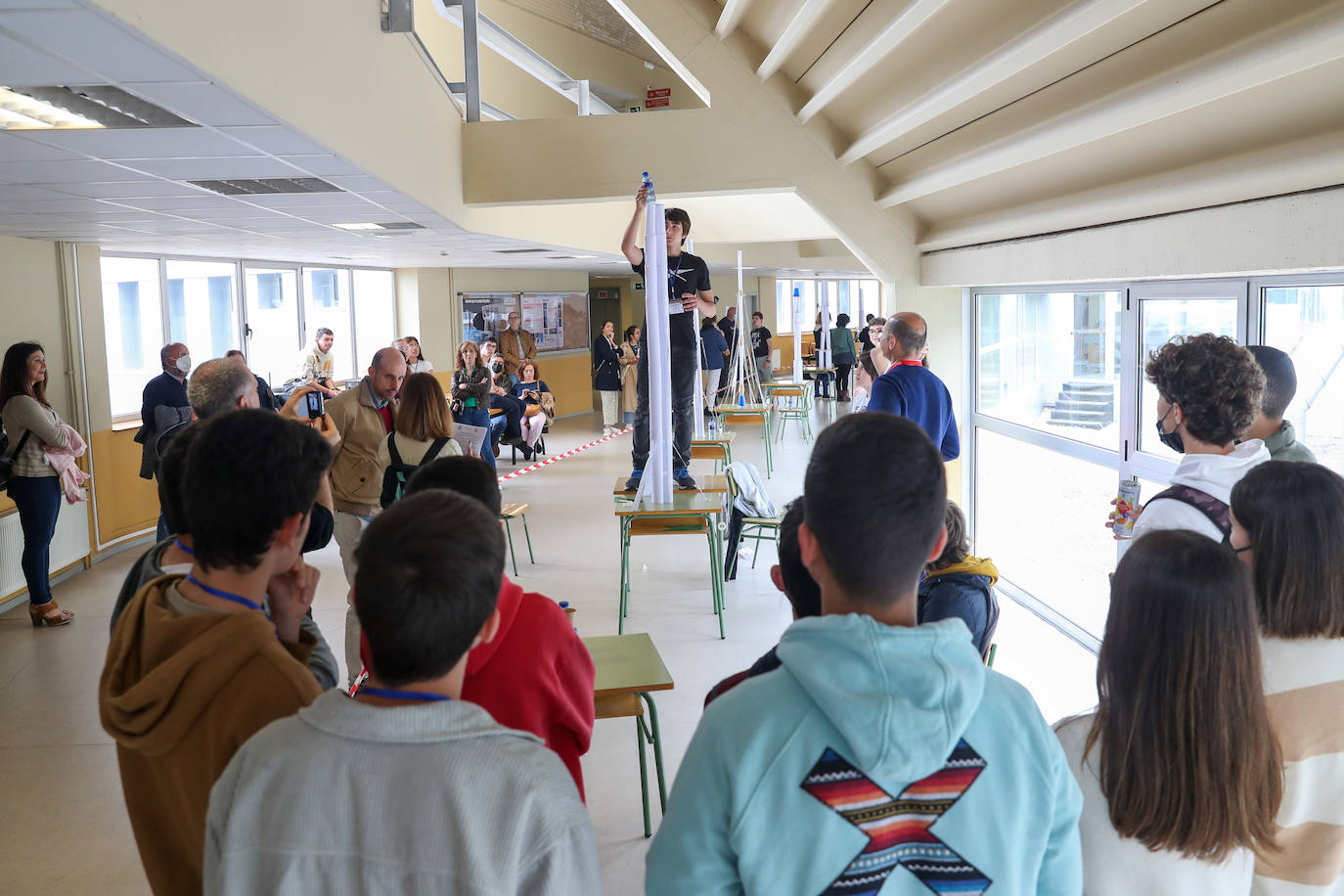 Alumnos de Bachillerato y Secundaria de 56 centros asturianos han participado este sábado en las primeras Olimpiadas de Ingeniería Industrial de la EPI. Esta competición se ha celebrado con el principal objetivo de «incentivar los itinerarios tecnológicos», además de «premiar el esfuerzo y la excelencia académica de los estudiantes», ha señalado Juan Carlos Campo, director de la EPI. 