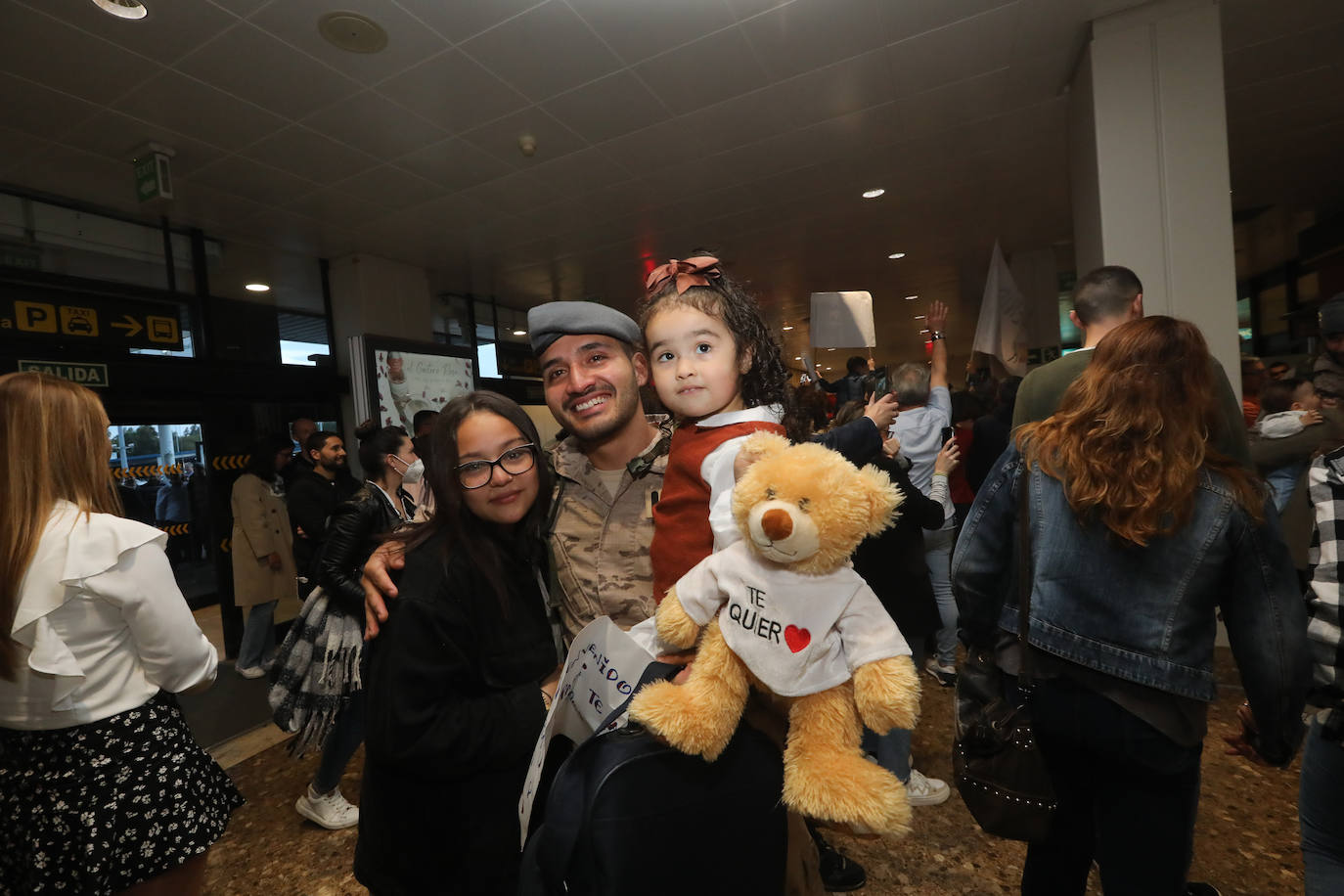 Los efectivos del Regimiento Príncipe' nº3 tomaban tierra este domingo en el aeropuerto de Asturias tras permanecer seis meses a 3.500 kilómetros de distancia de sus familias