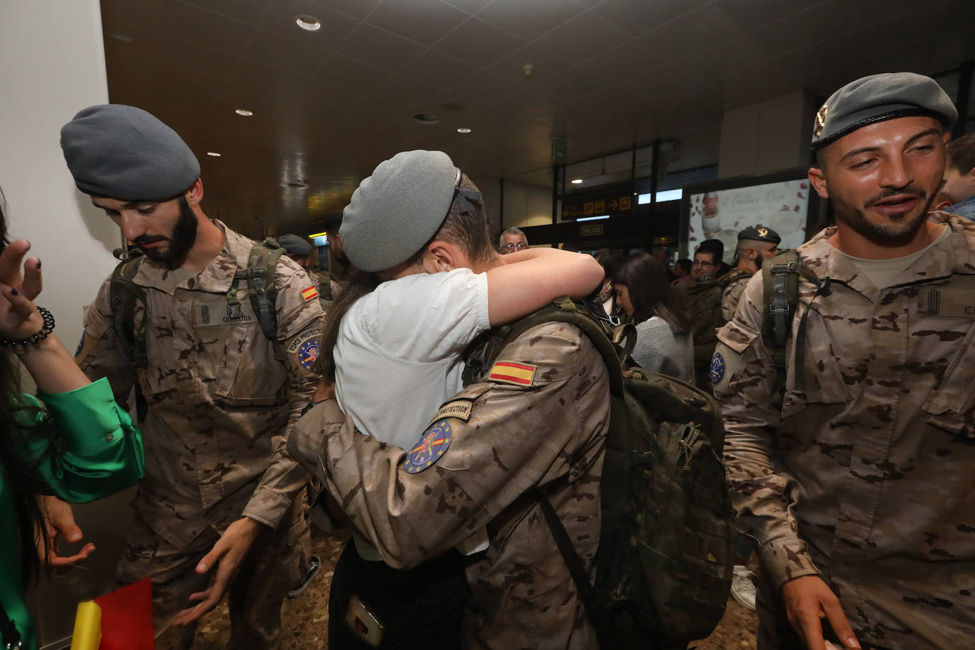 Los efectivos del Regimiento Príncipe' nº3 tomaban tierra este domingo en el aeropuerto de Asturias tras permanecer seis meses a 3.500 kilómetros de distancia de sus familias