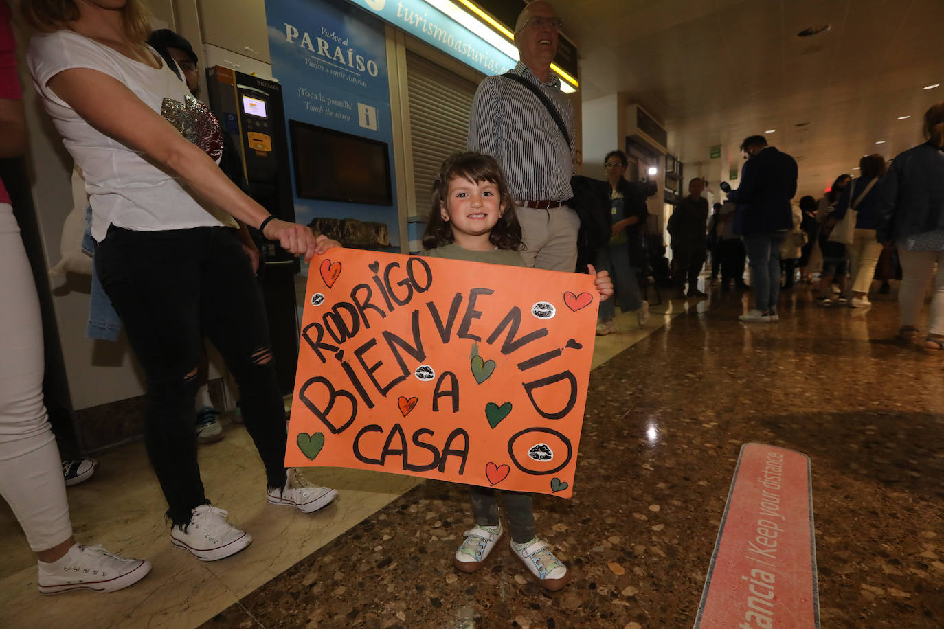 Los efectivos del Regimiento Príncipe' nº3 tomaban tierra este domingo en el aeropuerto de Asturias tras permanecer seis meses a 3.500 kilómetros de distancia de sus familias