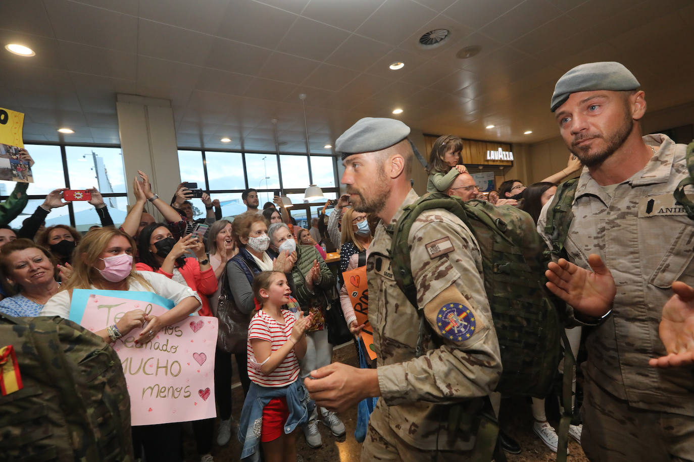 Los efectivos del Regimiento Príncipe' nº3 tomaban tierra este domingo en el aeropuerto de Asturias tras permanecer seis meses a 3.500 kilómetros de distancia de sus familias