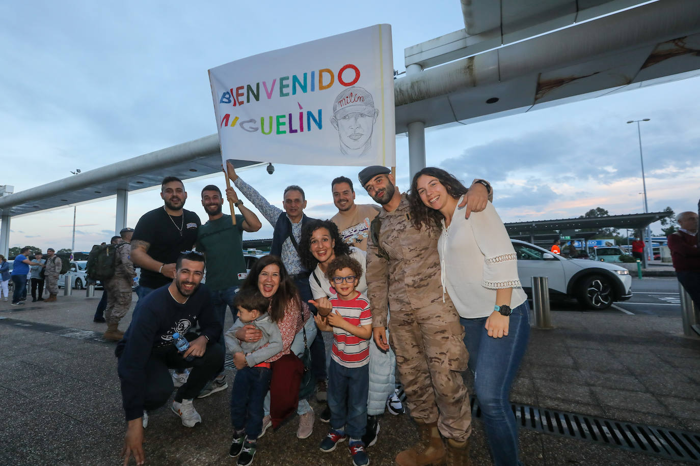 Los efectivos del Regimiento Príncipe' nº3 tomaban tierra este domingo en el aeropuerto de Asturias tras permanecer seis meses a 3.500 kilómetros de distancia de sus familias