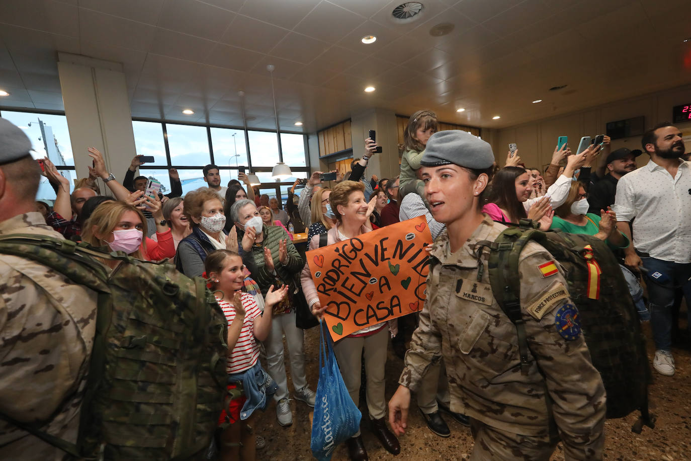 Los efectivos del Regimiento Príncipe' nº3 tomaban tierra este domingo en el aeropuerto de Asturias tras permanecer seis meses a 3.500 kilómetros de distancia de sus familias