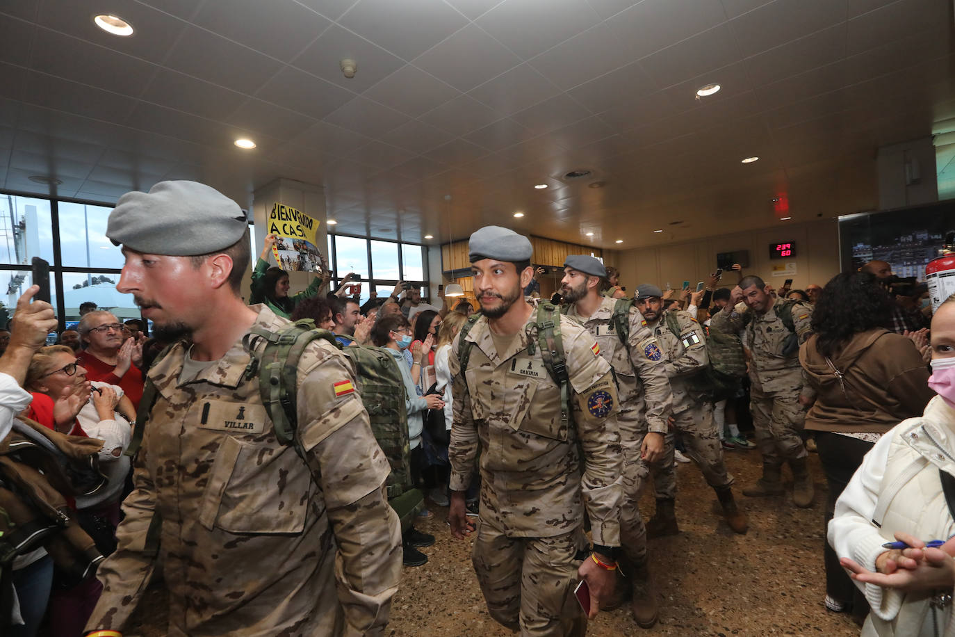 Los efectivos del Regimiento Príncipe' nº3 tomaban tierra este domingo en el aeropuerto de Asturias tras permanecer seis meses a 3.500 kilómetros de distancia de sus familias