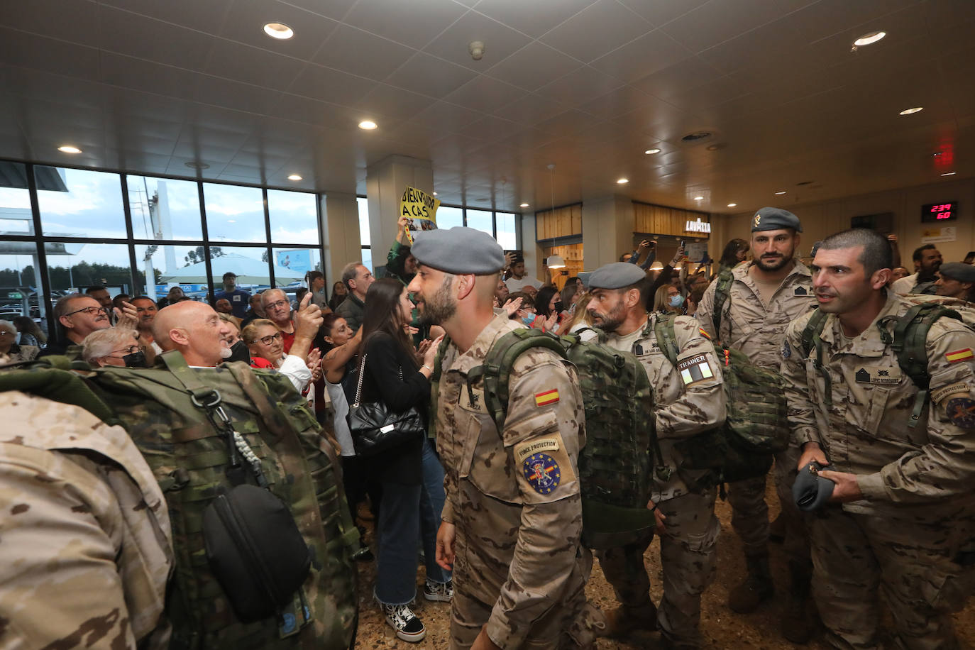 Los efectivos del Regimiento Príncipe' nº3 tomaban tierra este domingo en el aeropuerto de Asturias tras permanecer seis meses a 3.500 kilómetros de distancia de sus familias