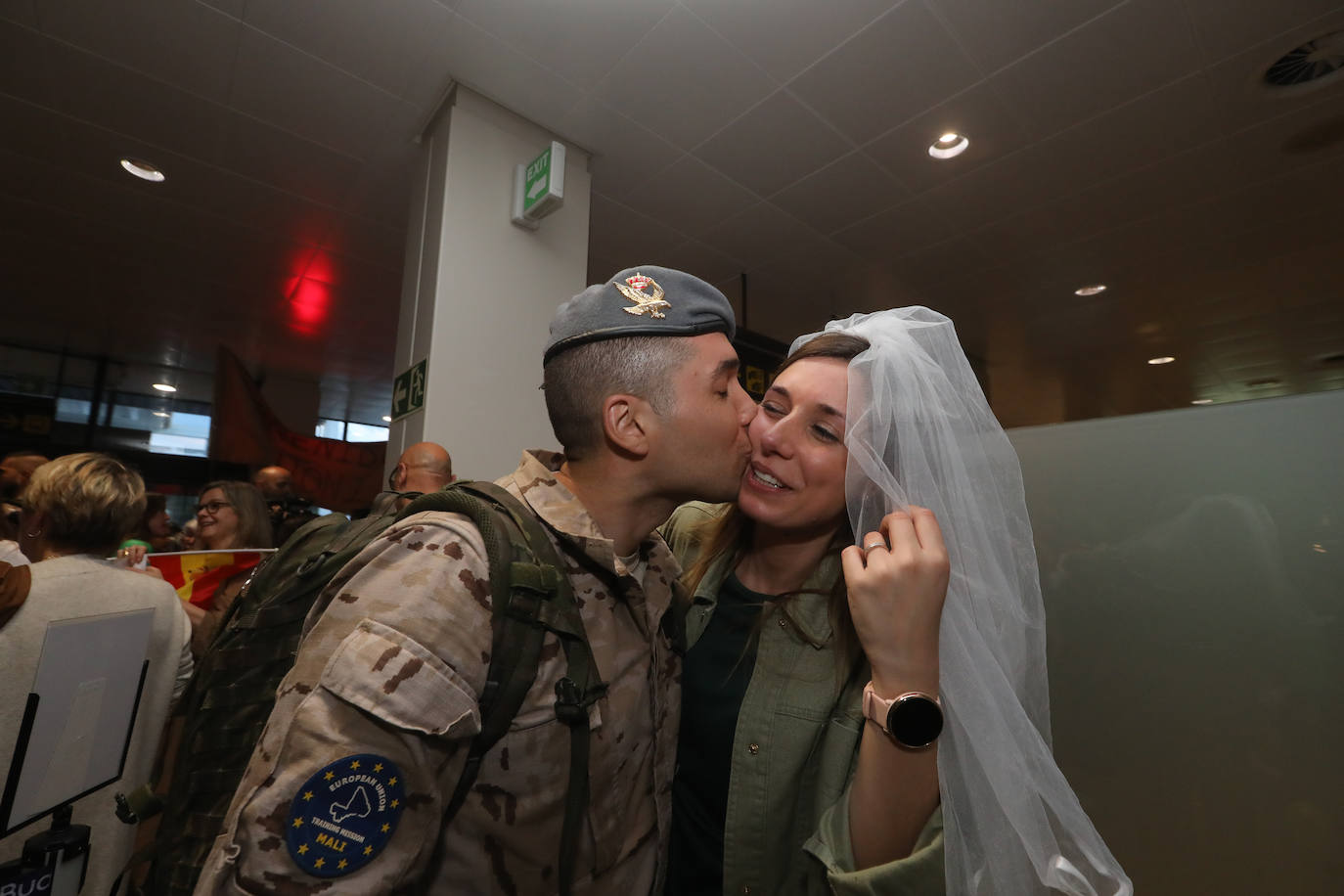 Los efectivos del Regimiento Príncipe' nº3 tomaban tierra este domingo en el aeropuerto de Asturias tras permanecer seis meses a 3.500 kilómetros de distancia de sus familias