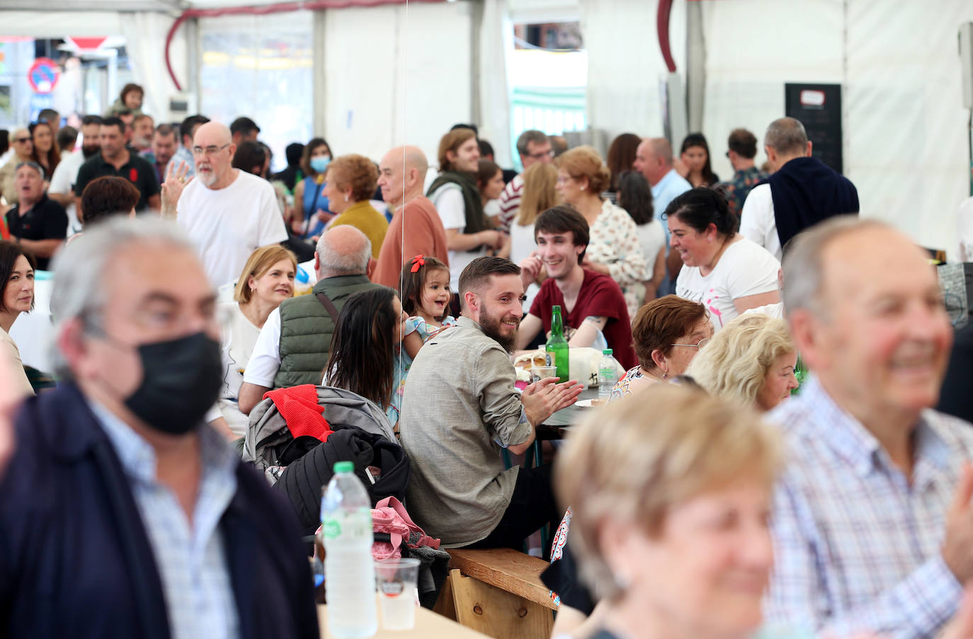 La carpa situada en el parque Cuno Corquera congrega a cientos de personas para celebrar el día grande de las fiestas