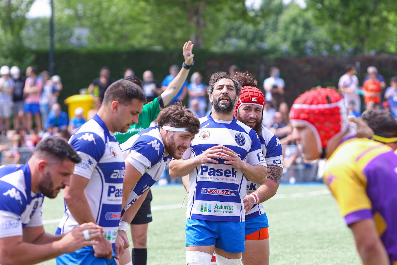 Los jugadores del Pasek Belenos, antes de una touche. 