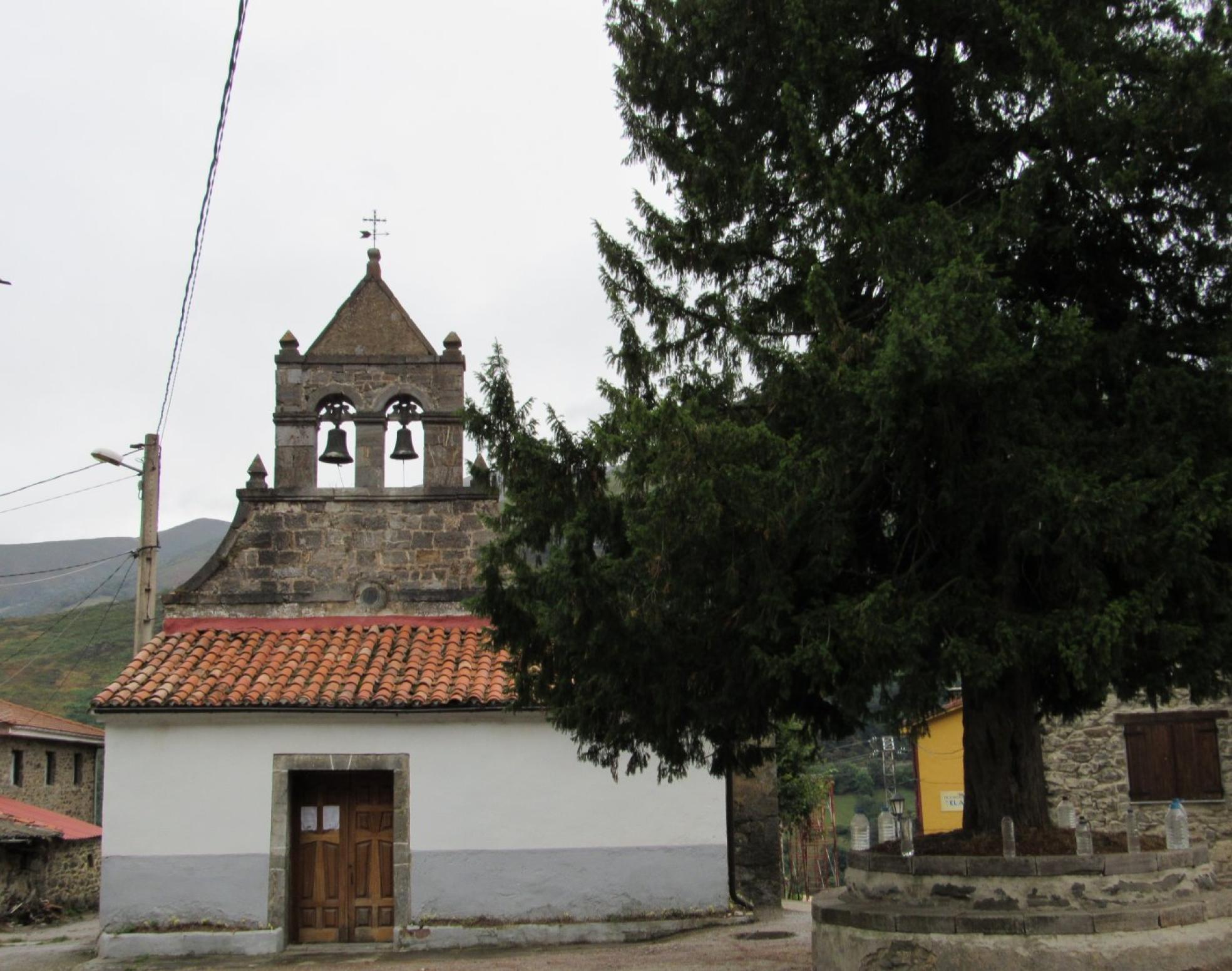 La iglesia de Llanos de Soberón, con su texu.