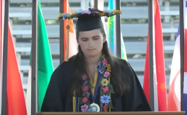 El emotivo discurso de graduación de una alumna con autismo sin habla 