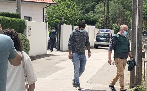 Coches de la Guardia Civil, en la calle en la que se encuentra el domicilio, en la zona de La Granja, en La Mata