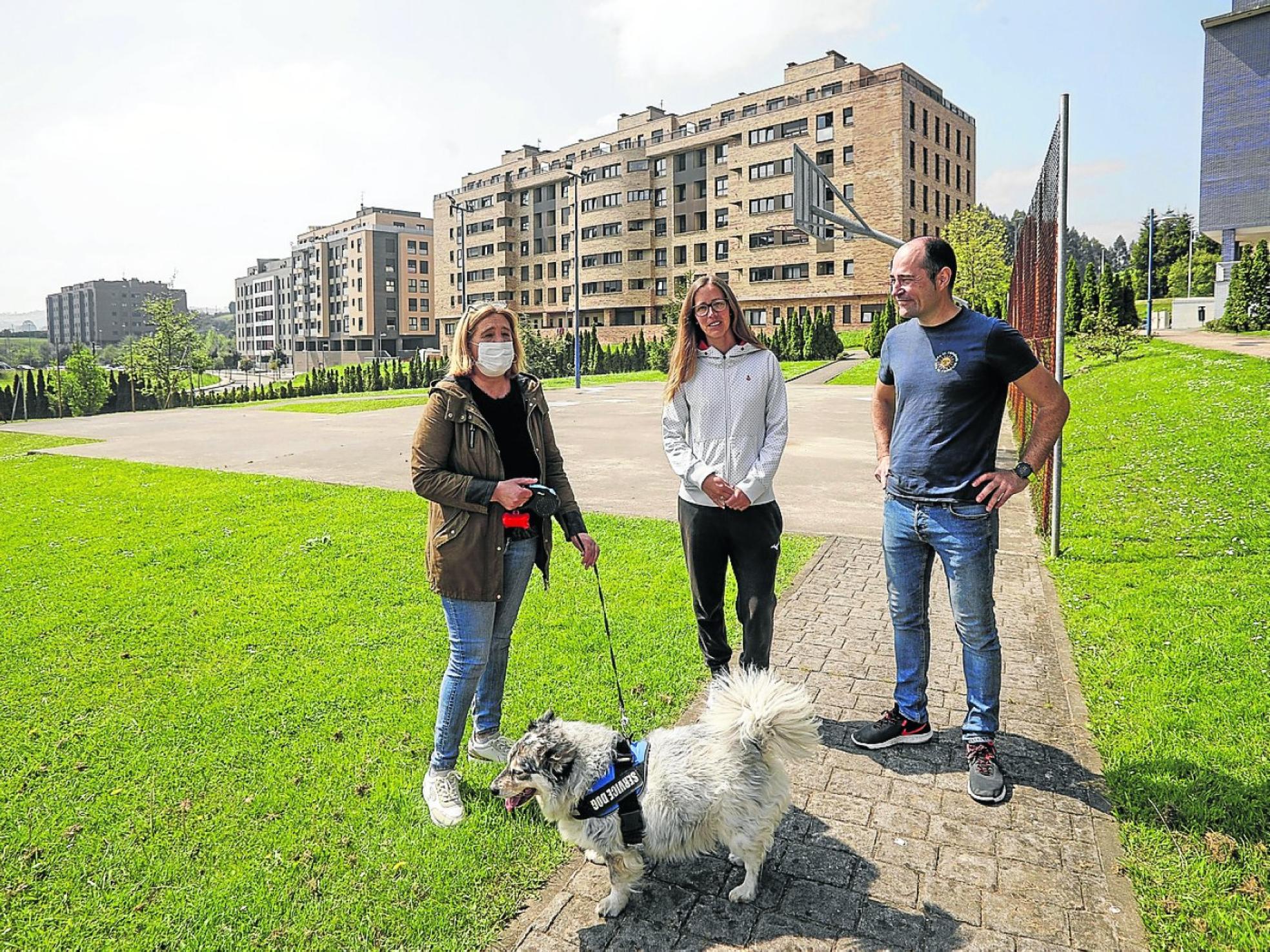 Manuel García Reyes, presidente de la asociación de vecinal, junto a dos vecinas. 