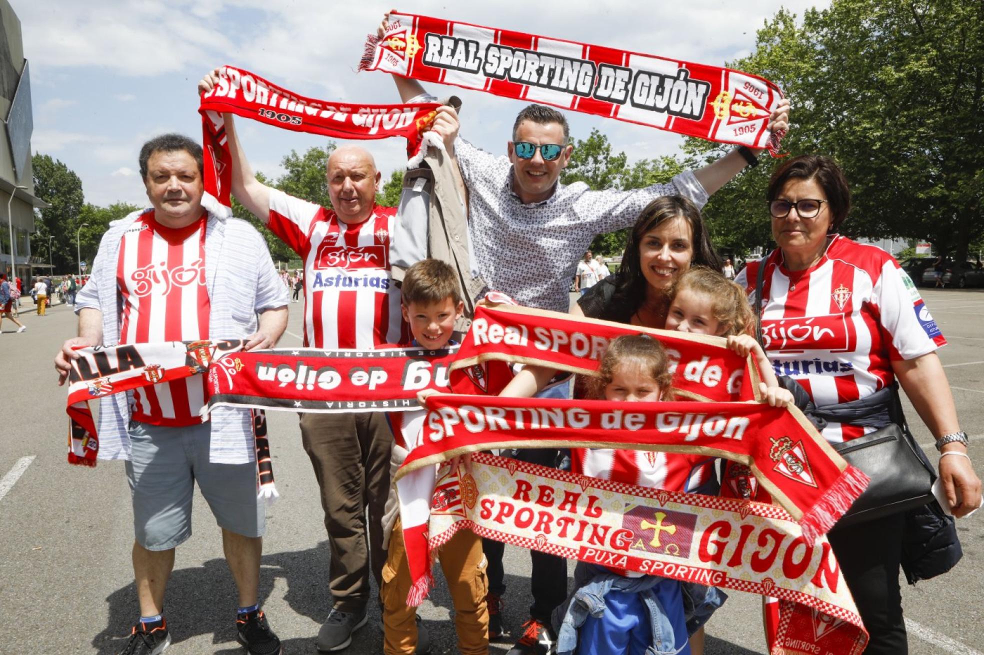 Por la izquierda, Celestino Fernández, José Manuel García, Daniel Álvarez, Rocío García, Flor Álvarez y los pequeños Alain García y Llara y Lua Álvarez.