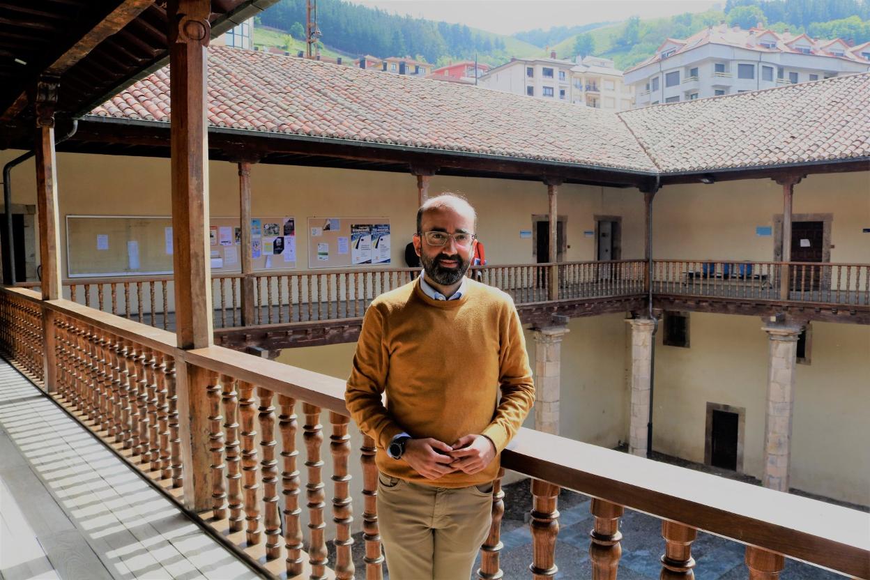 El alcalde, José Victor Rodríguez, en el Ayuntamiento de Cangas 