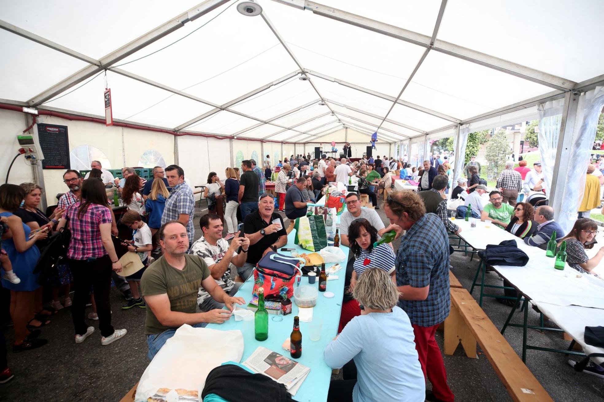 Los largueros instalados en la carpa de San Corquera se llenaron de gente para esta fiesta. 