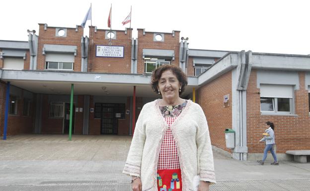 Consuelo Barbado, directora del colegio de educación especial de Castiello, frente al centro.