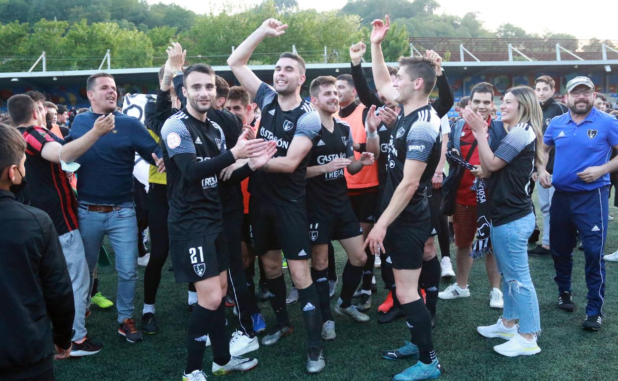 Jugadores y aficionados del Lealtad celebran la victoria ante el Sporting B