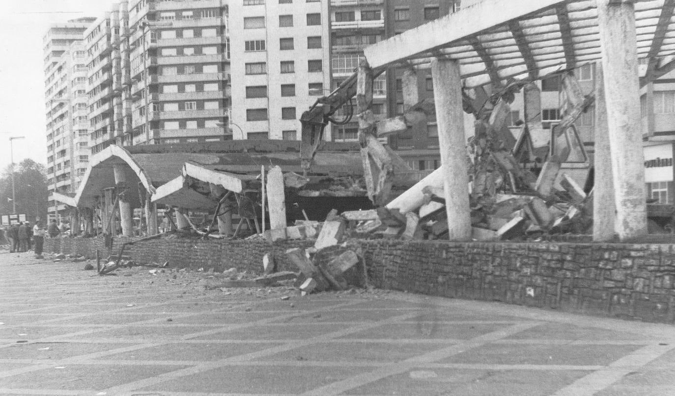 Cuatro décadas desde que se demoliesen las pérgolas del Muro de San Lorenzo, en Gijón. Un símbolo de esta zona de la ciudad cuya desaparición estuvo envuelto de polémica y división entre los vecinos.