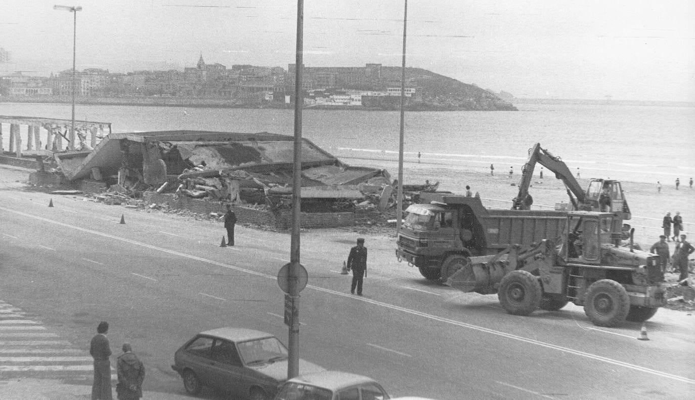 Cuatro décadas desde que se demoliesen las pérgolas del Muro de San Lorenzo, en Gijón. Un símbolo de esta zona de la ciudad cuya desaparición estuvo envuelto de polémica y división entre los vecinos.