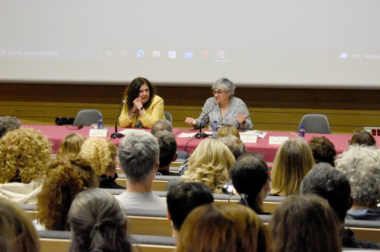 La concejala Marina Pineda y la alcaldesa, Ana González, durante la jornada. 