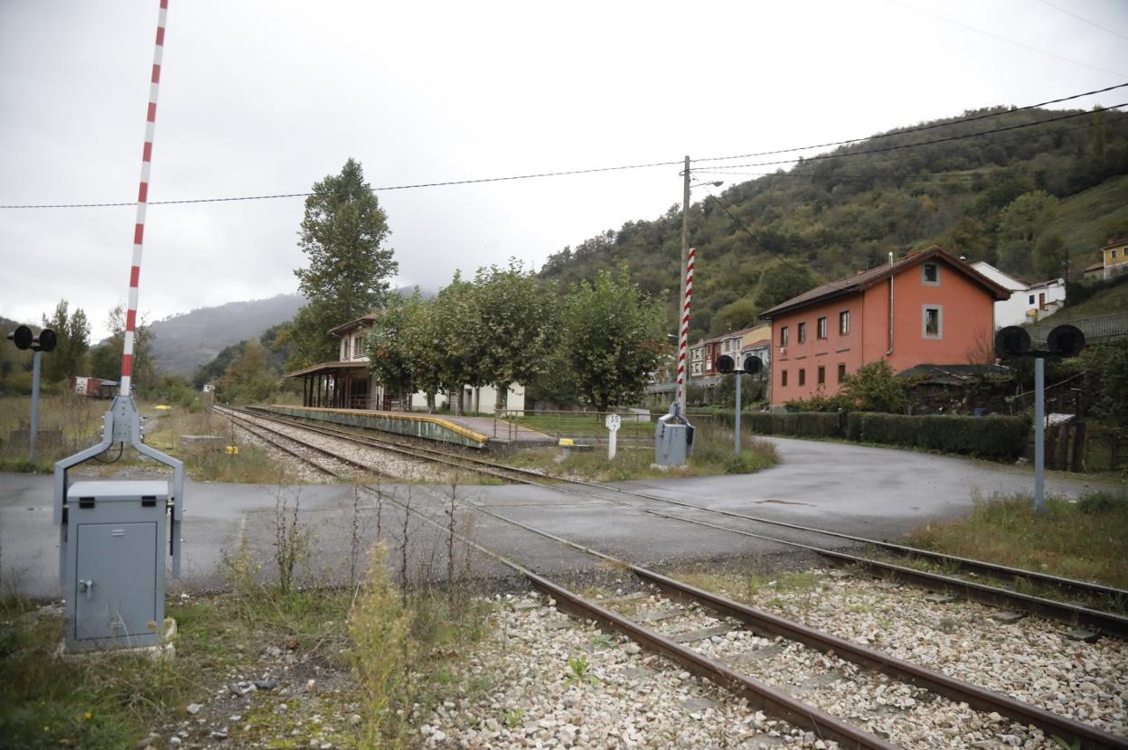 Estado actual del paso a nivel de la localidad allerana de Piñeres, que será sustituido en breve por un puente elevado. 