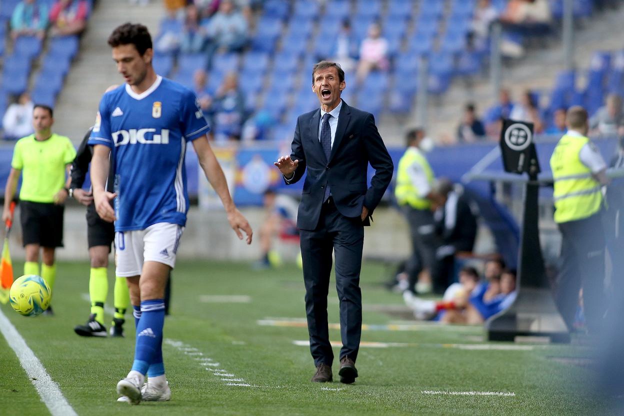 El entrenador José Ángel Ziganda da indicaciones a sus futbolistas desde el área técnica. 