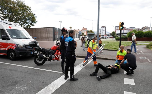 El motorista tumbado en el suelo. 