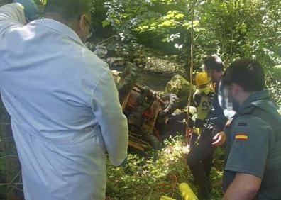 Imagen secundaria 1 - Fallece un hombre de 62 años en Piloña tras caer al río con un dúmper