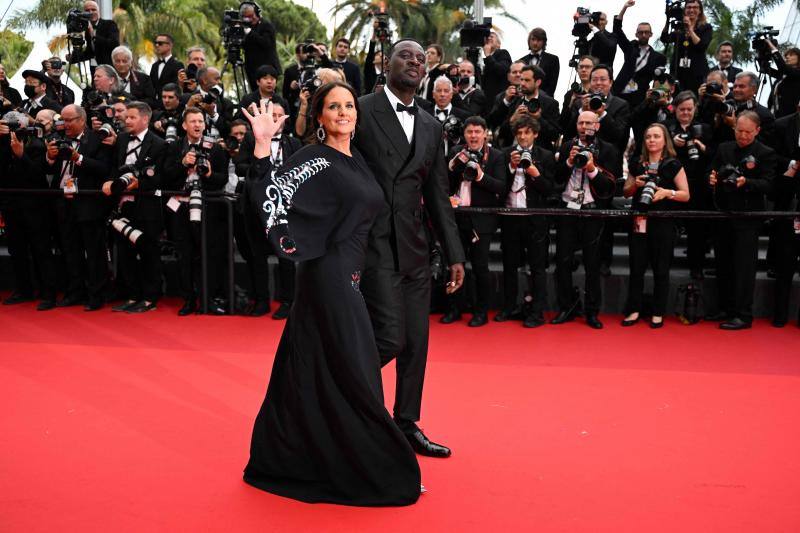 El Festival de Cannes reune cada año a los mejores actores y directores de cine del panorama internacional, que acostumbran a deslumbrar con sus looks. Este miércoles Tom Cruise ha reaparecido en la 75 edición del festival, tras tres décadas sin acudir al certamen francés, y lo hizo a su manera, aterrizando su propio helicóptero. El actor ha acudido a la 'premier' de 'Top Gun: Maverick', donde interpreta al capitán Pete Mitchell (Maverick) 