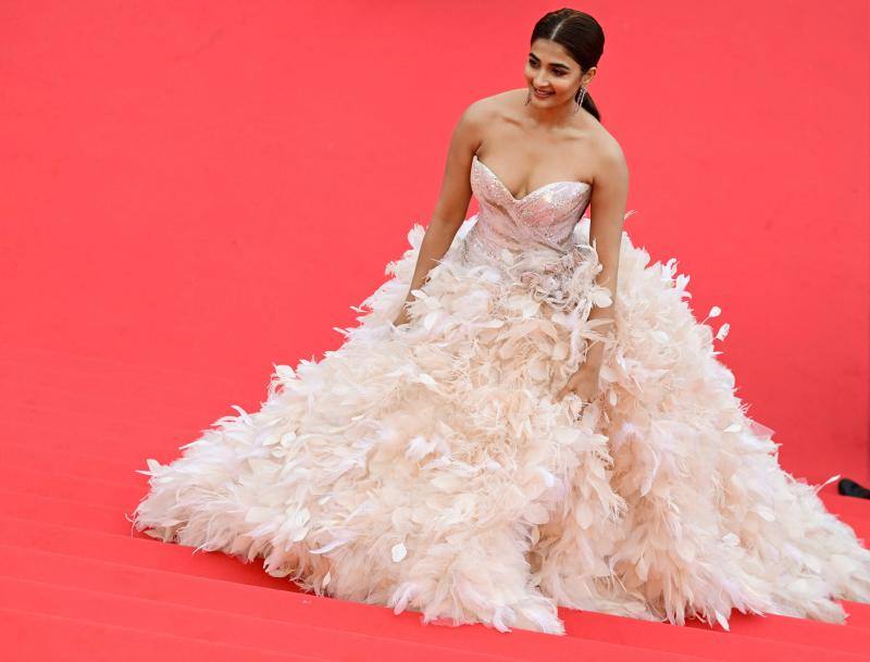 El Festival de Cannes reune cada año a los mejores actores y directores de cine del panorama internacional, que acostumbran a deslumbrar con sus looks. Este miércoles Tom Cruise ha reaparecido en la 75 edición del festival, tras tres décadas sin acudir al certamen francés, y lo hizo a su manera, aterrizando su propio helicóptero. El actor ha acudido a la 'premier' de 'Top Gun: Maverick', donde interpreta al capitán Pete Mitchell (Maverick) 