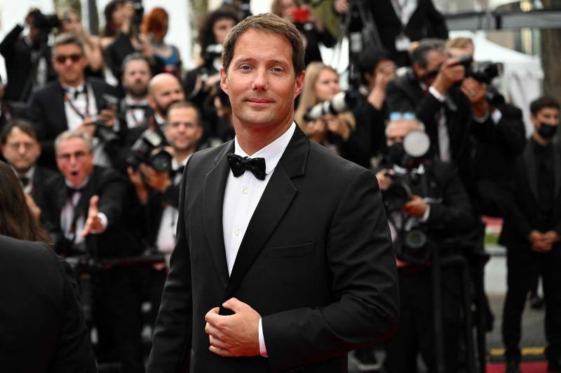 El Festival de Cannes reune cada año a los mejores actores y directores de cine del panorama internacional, que acostumbran a deslumbrar con sus looks. Este miércoles Tom Cruise ha reaparecido en la 75 edición del festival, tras tres décadas sin acudir al certamen francés, y lo hizo a su manera, aterrizando su propio helicóptero. El actor ha acudido a la 'premier' de 'Top Gun: Maverick', donde interpreta al capitán Pete Mitchell (Maverick) 