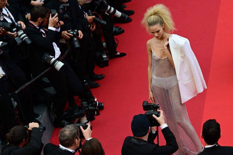 El Festival de Cannes reune cada año a los mejores actores y directores de cine del panorama internacional, que acostumbran a deslumbrar con sus looks. Este miércoles Tom Cruise ha reaparecido en la 75 edición del festival, tras tres décadas sin acudir al certamen francés, y lo hizo a su manera, aterrizando su propio helicóptero. El actor ha acudido a la 'premier' de 'Top Gun: Maverick', donde interpreta al capitán Pete Mitchell (Maverick) 