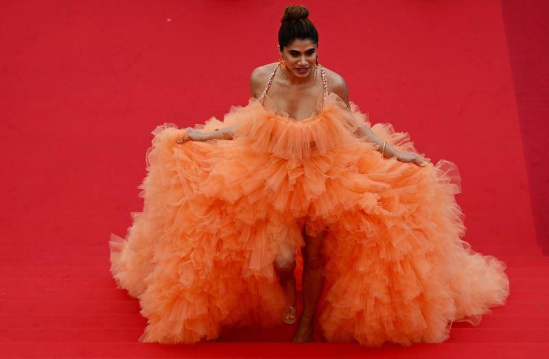 El Festival de Cannes reune cada año a los mejores actores y directores de cine del panorama internacional, que acostumbran a deslumbrar con sus looks. Este miércoles Tom Cruise ha reaparecido en la 75 edición del festival, tras tres décadas sin acudir al certamen francés, y lo hizo a su manera, aterrizando su propio helicóptero. El actor ha acudido a la 'premier' de 'Top Gun: Maverick', donde interpreta al capitán Pete Mitchell (Maverick) 