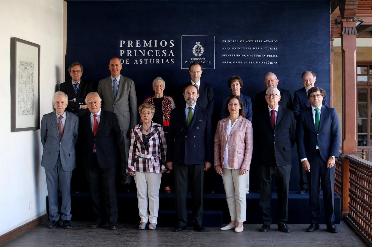 El jurado, reunido ayer en el Hotel de la Reconquista. Por la izquierda, arriba, Fernando Vallespín, Mauro Guillén, Paz Battaner, Manuel Menéndez, Montserrat Moreno, Javier Echeverría y Jaime Pérez Renovales. Abajo, Juan Pablo Fusi, Jaime Montalvo, Araceli Mangas, Emilio Lamo de Espinosa (presidente), Marta Elvira Rojo (Secretaria), Rafael Puyol y Óscar Loureda. 