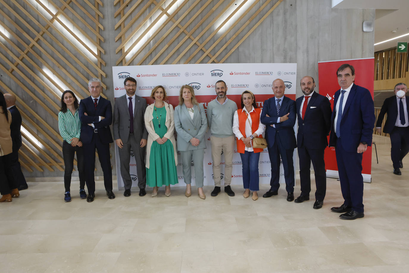 EL COMERCIO entregó en una ceremonia celebrada en El Centro Polivalente de Lugones, sus Premios Avanza 2022, que reconocen la labor y la contribución de las empresas asturianas a la economía regional, la generación de riqueza y empleo y su compromiso corporativo con la sociedad. Los ganadores en esta edición fueron Izertis, Windar Renovables y Neoalgae.