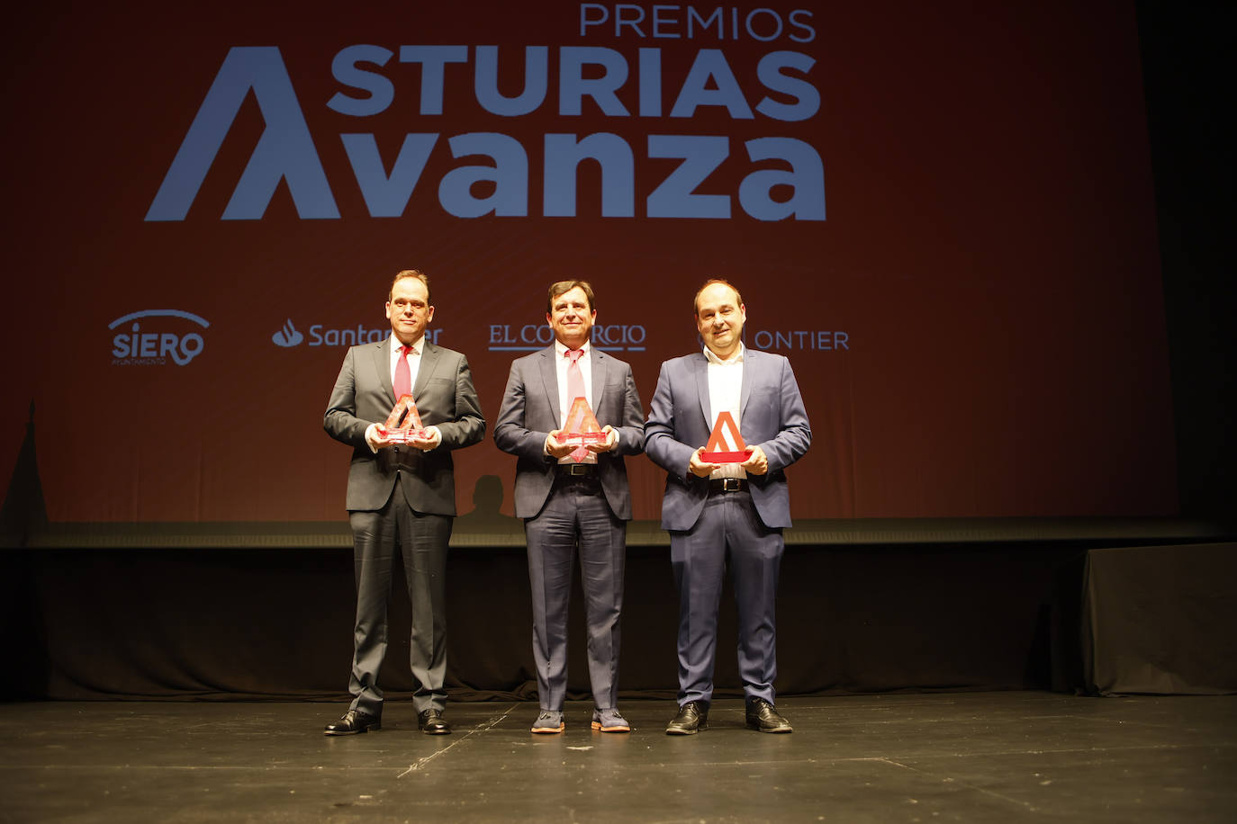 EL COMERCIO entregó en una ceremonia celebrada en El Centro Polivalente de Lugones, sus Premios Avanza 2022, que reconocen la labor y la contribución de las empresas asturianas a la economía regional, la generación de riqueza y empleo y su compromiso corporativo con la sociedad. Los ganadores en esta edición fueron Izertis, Windar Renovables y Neoalgae.