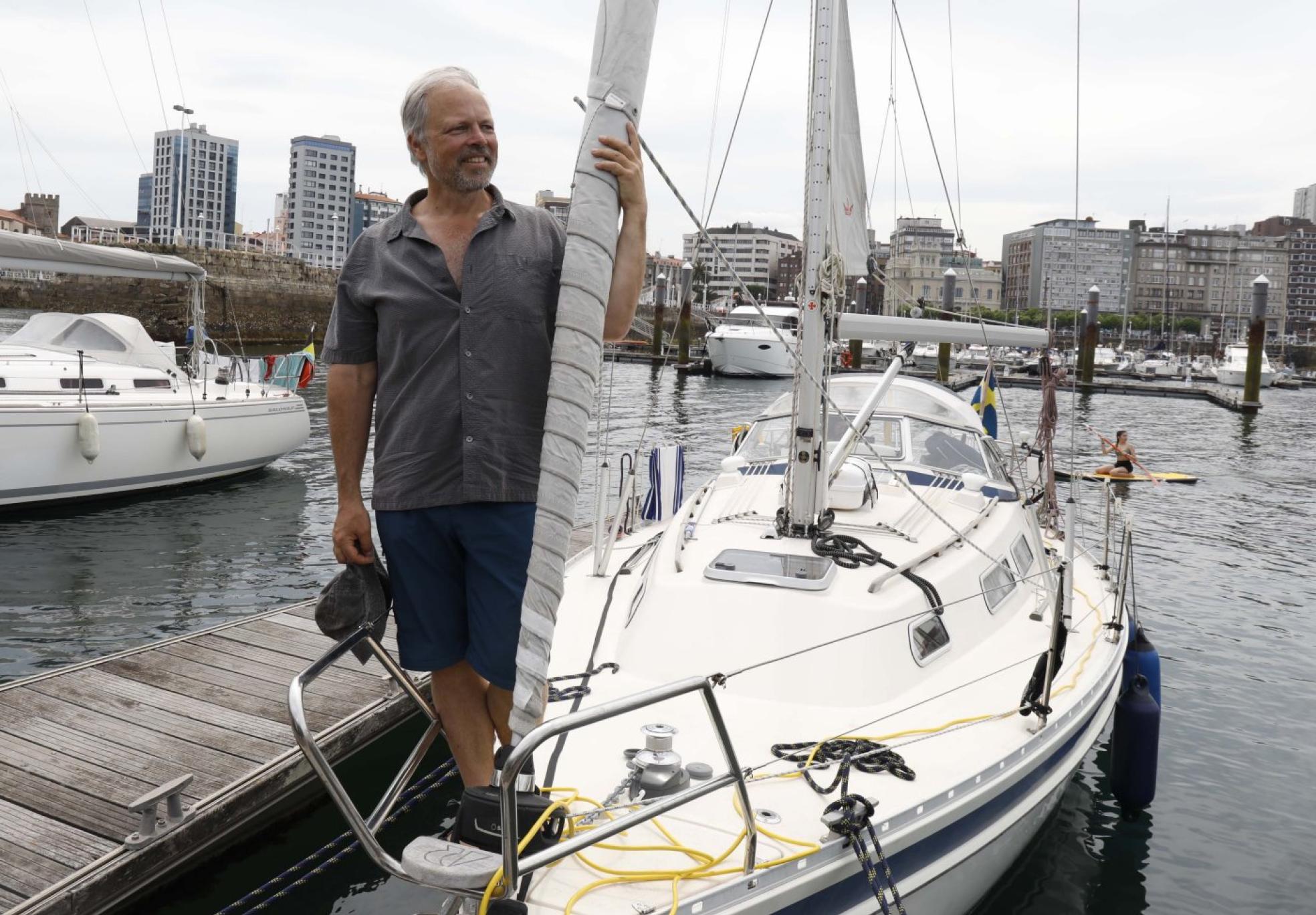 El sueco Martin Essen-Möller, a bordo de su velero 'Selena'. 