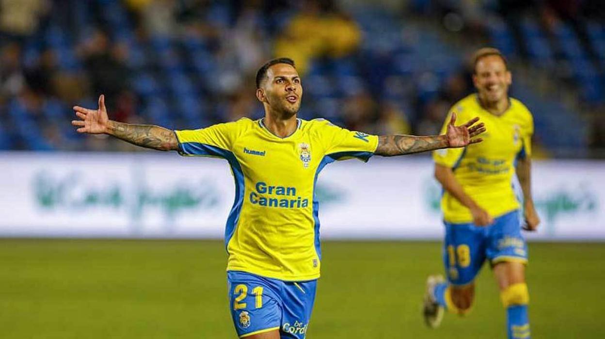 Jonathan Viera celebra un gol en el estadio de Gran Canaria. 