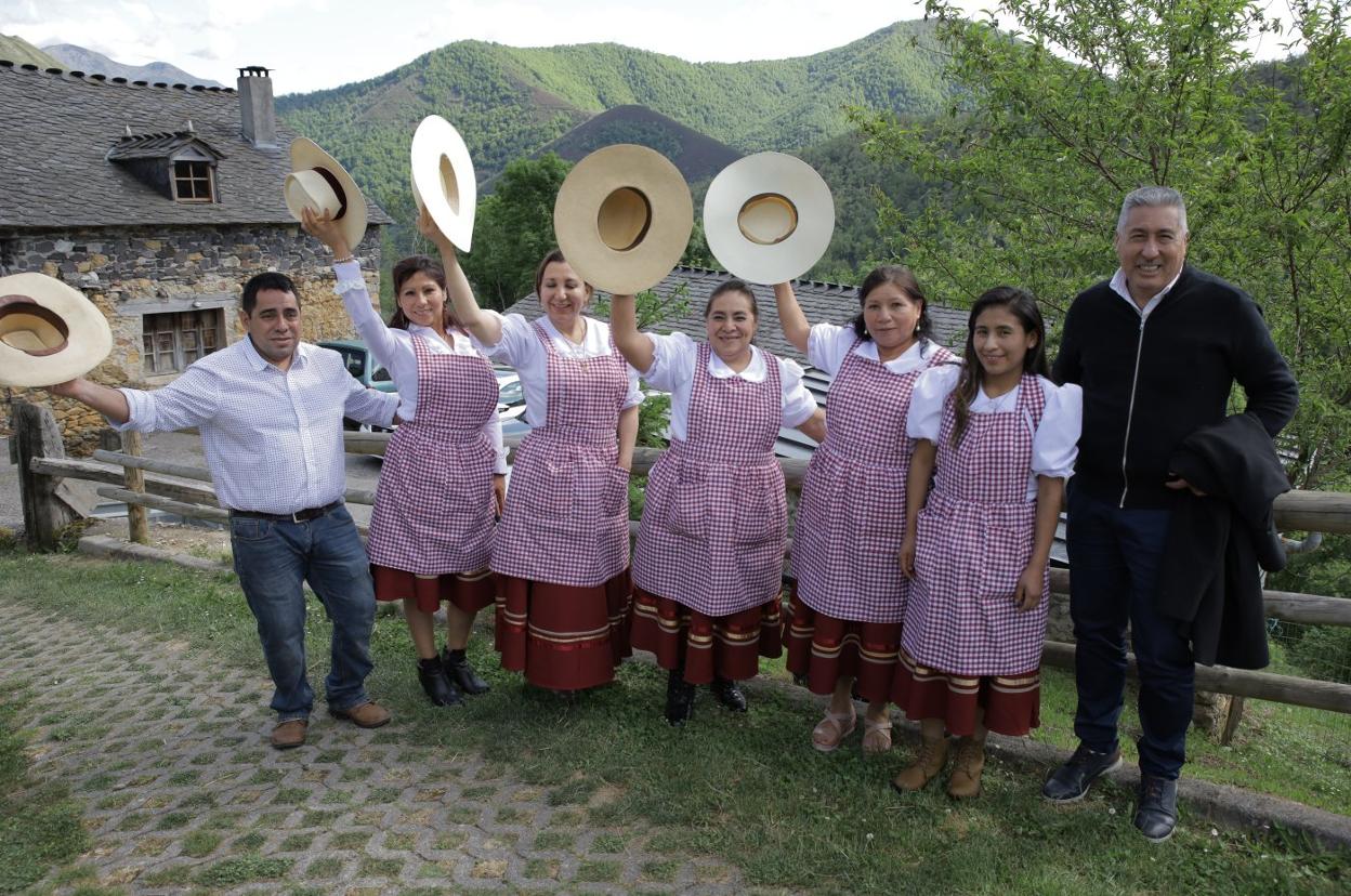 Los peruanos José Luis Aguilar, Cynthia Valdilla, Mónica Huerta, Maruja Ramos de Aguilar, Beatriz Villanueva, Rocío Castillo y Rudy Bedoya, en Cangas del Narcea. 